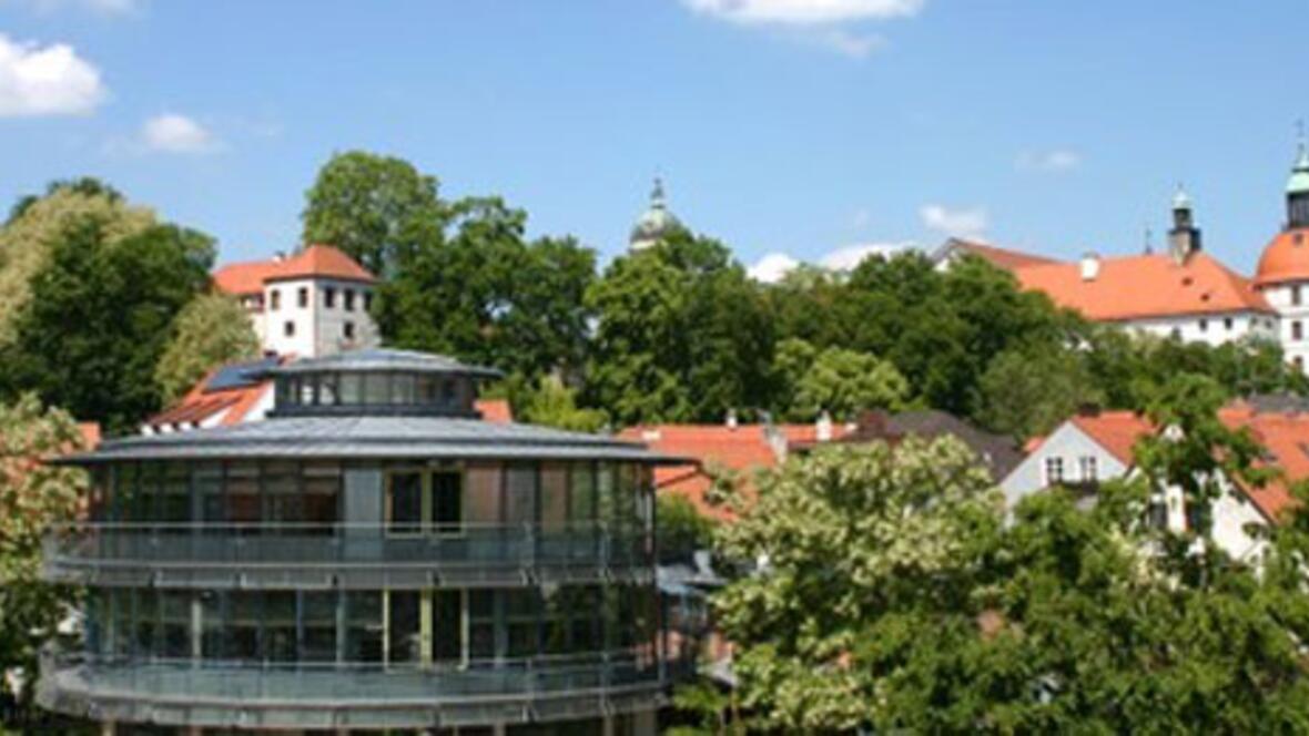 Bücherturm Neuburg an der Donau mit Schlossblick