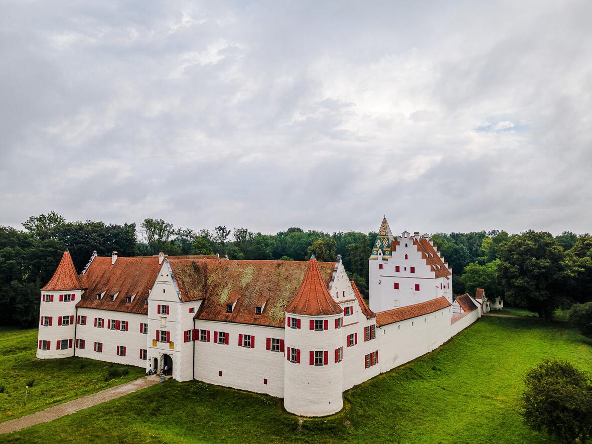 2021-jagdschloss-gruenau-gesamtansicht-quer-31-c-deusche-donau-maximilian-semsch-m-gen-waf