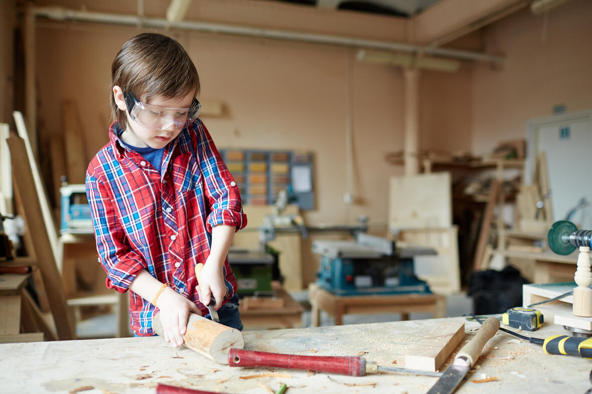 kinder_in_werkstatt_bauen